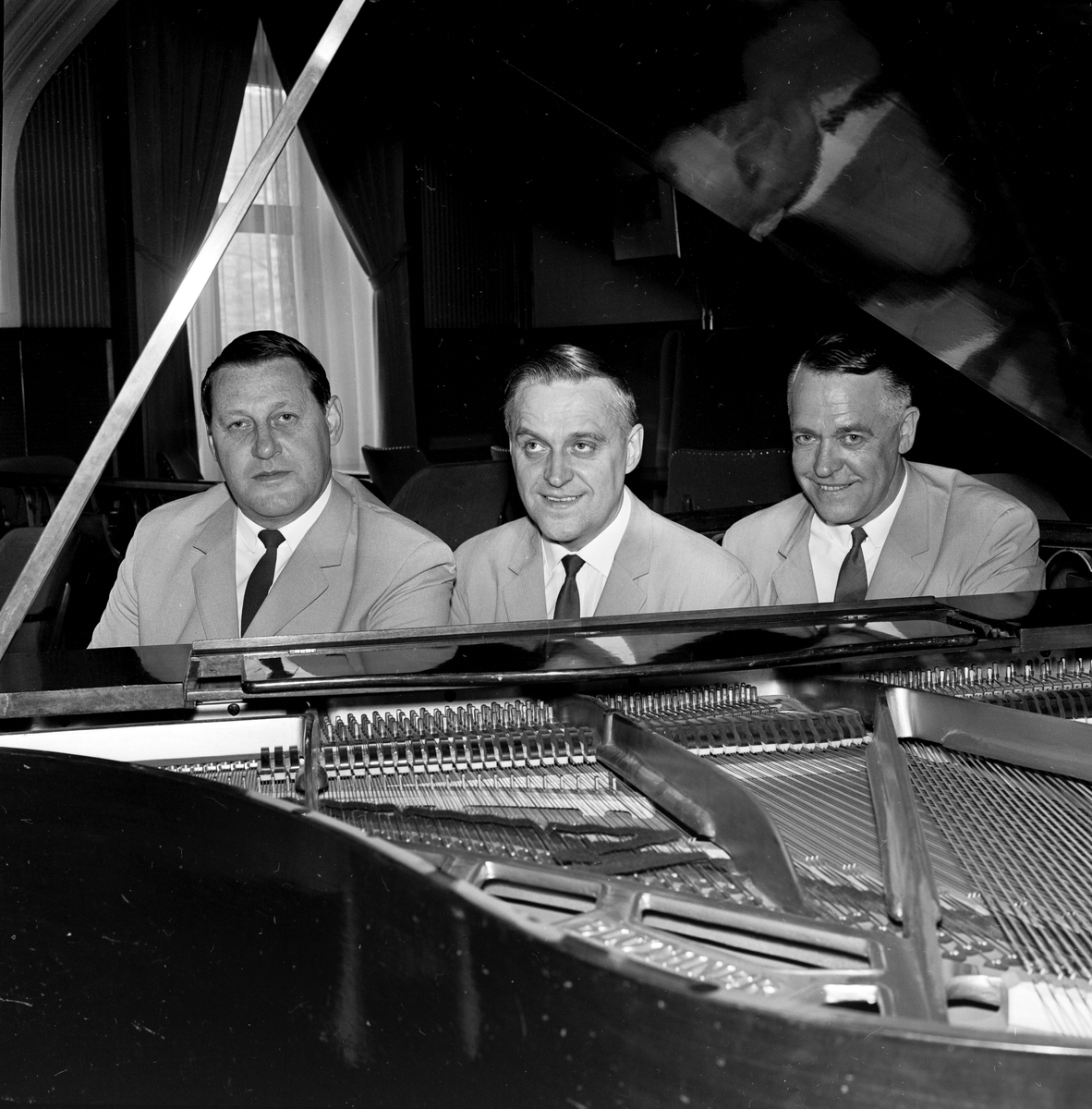 Trio kapellmästare vid flygel, Uppsala maj 1965