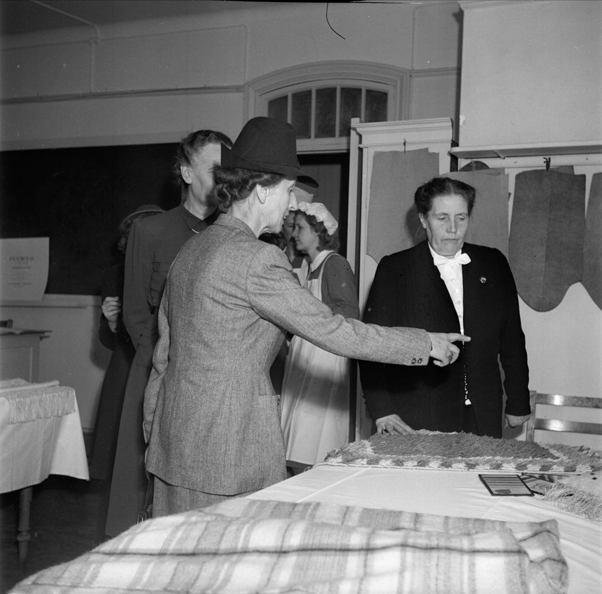 Kronprinsessan Louise på folkskolebesök, sannolikt Uppland, november 1946
