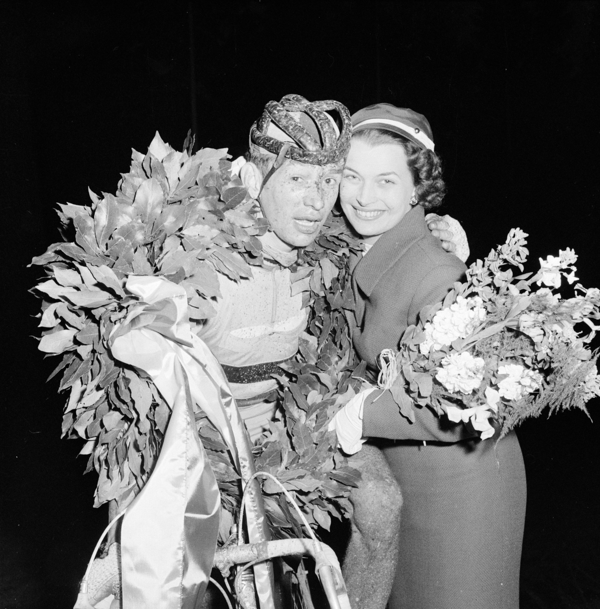 "Vinnaren Henri de Wolf och kranskullan Lili Landré", Uppsala maj 1958