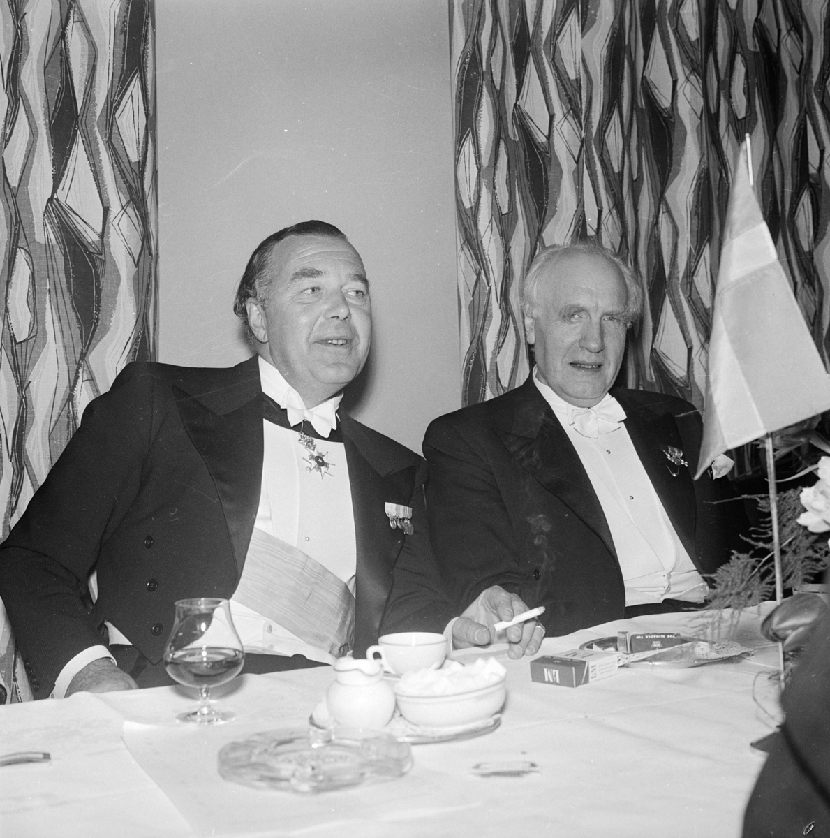 Prins Bertil och Dag Strömbäck på festmåltid när Orphei Drängar hyllade tonsättaren Hugo Alfvén inför hans 85-årsdag, Flustret, Uppsala 1957