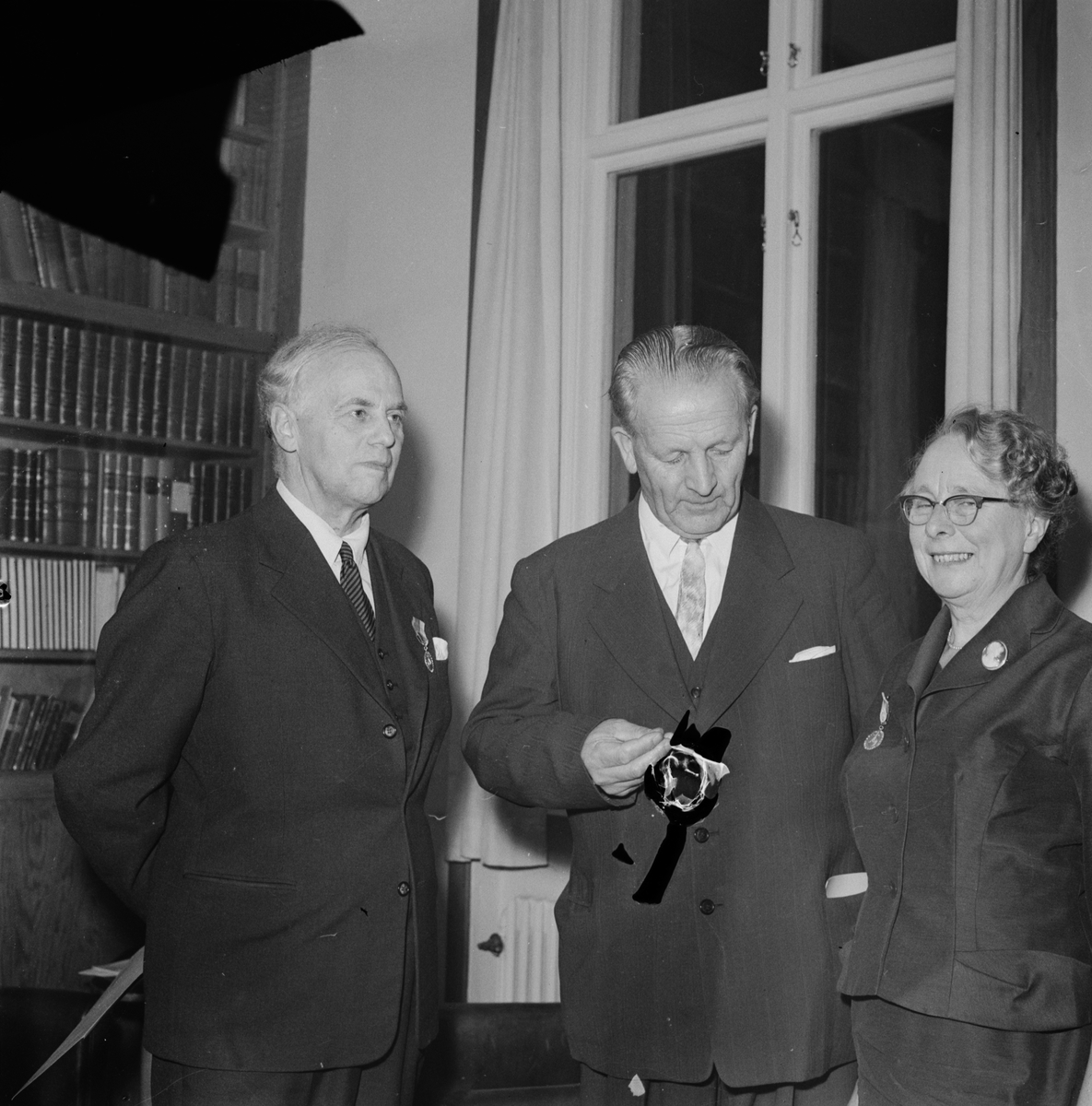 Provinsialläkare Ernst Norling, Uppsala läns landstings ordförande Arthur Erik Elmroth och Ester Jansson, Uppsala 1957