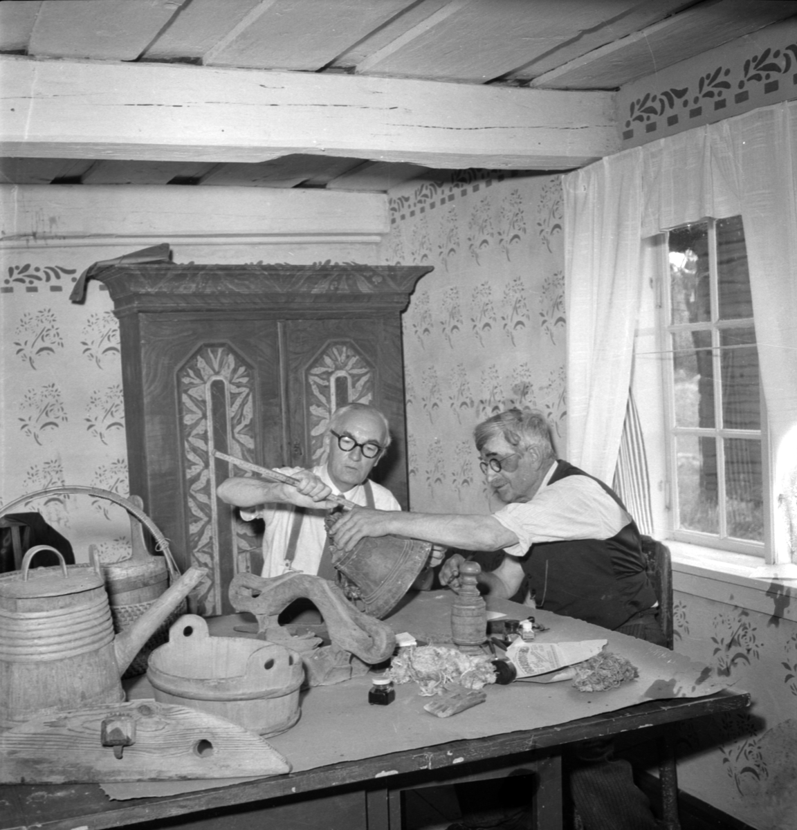 Intendent Nils Ålenius och lantbrukare David Berglund registrerar föremål i Domargården, Gammelgården, Knutby, Uppland 1954