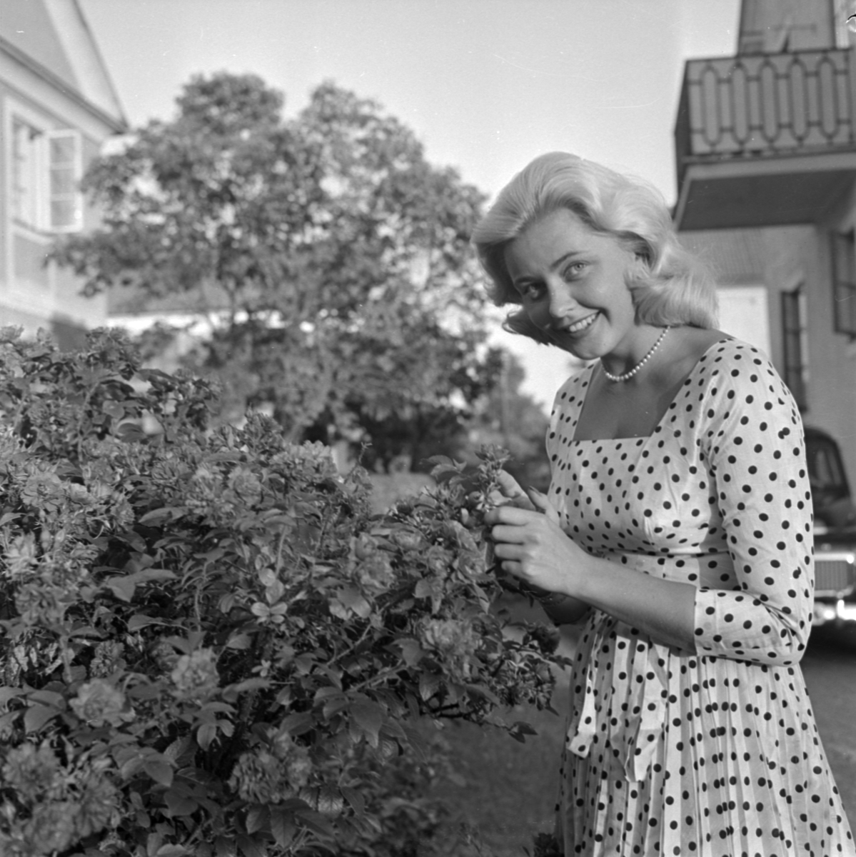 Miss Universum, Hillevi Rombin, hemma i trädgården, Uppsala 1957