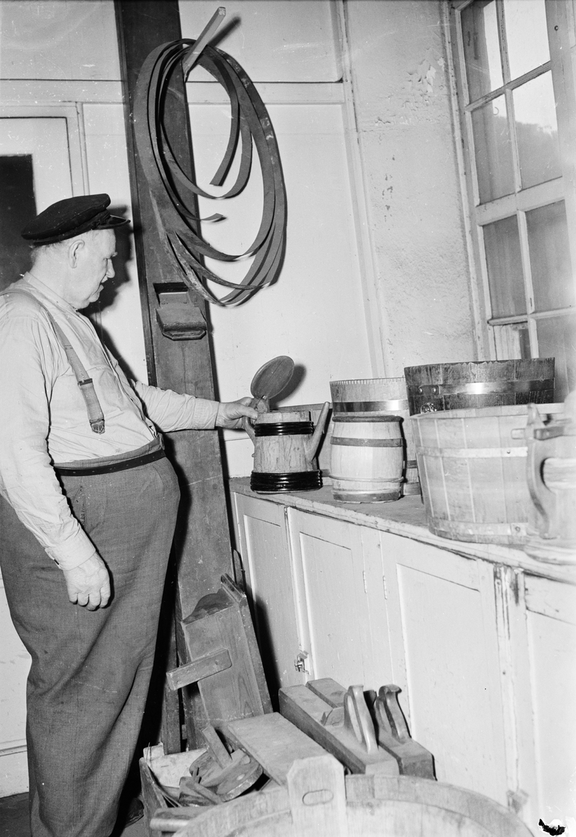 "Gamle tunnbindarmästaren sjunger hantverkets lov" - Fritz Jonsson i sin verkstad, Dragarbrunnsgatan 33, Uppsala 1953