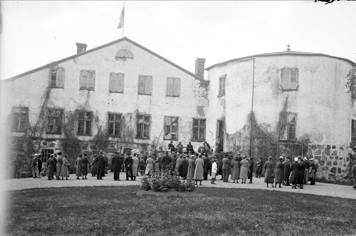Upplands fornminnesförening på utflykt till Penningby slott, Länna socken, Uppland 1935