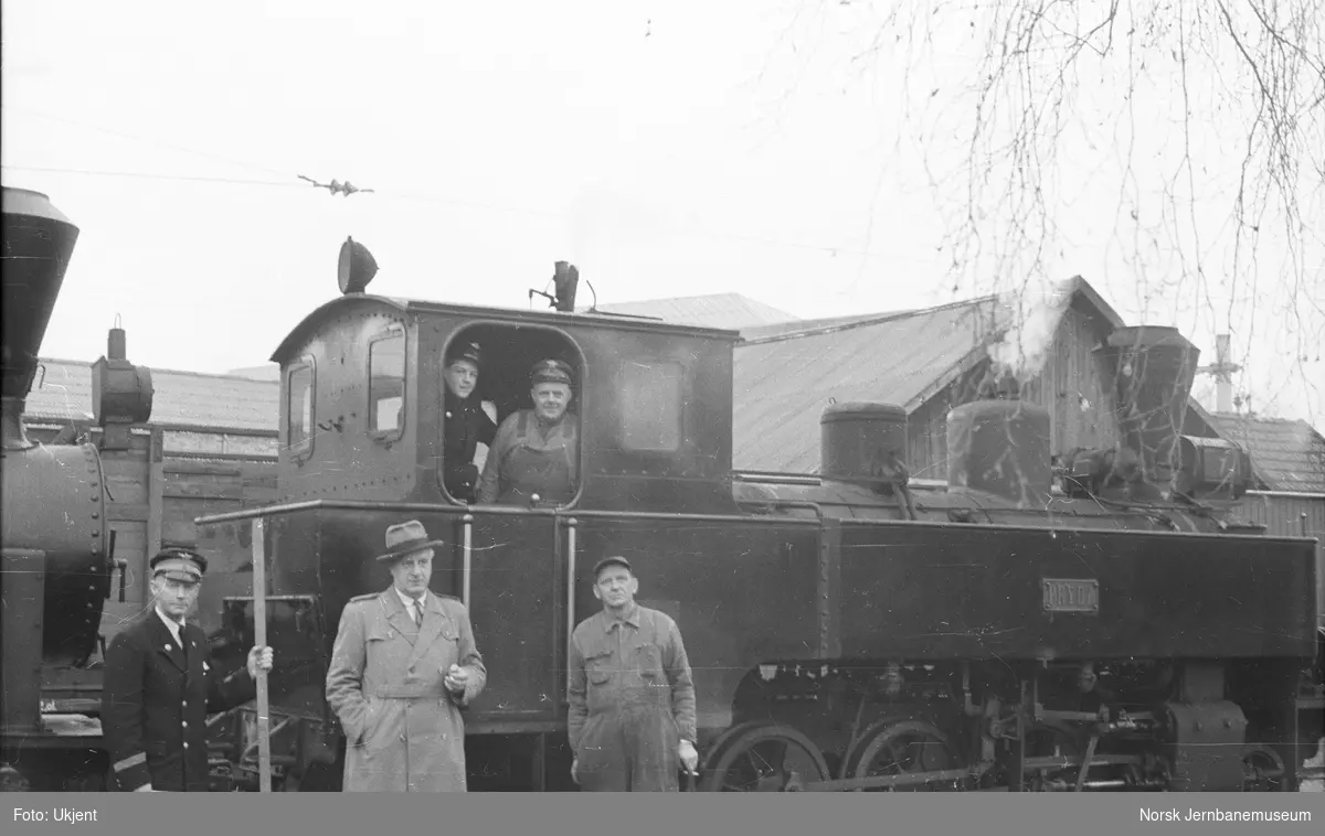 Damplokomotivene "Prydz" og "Urskog" med tre NSB-ansatte