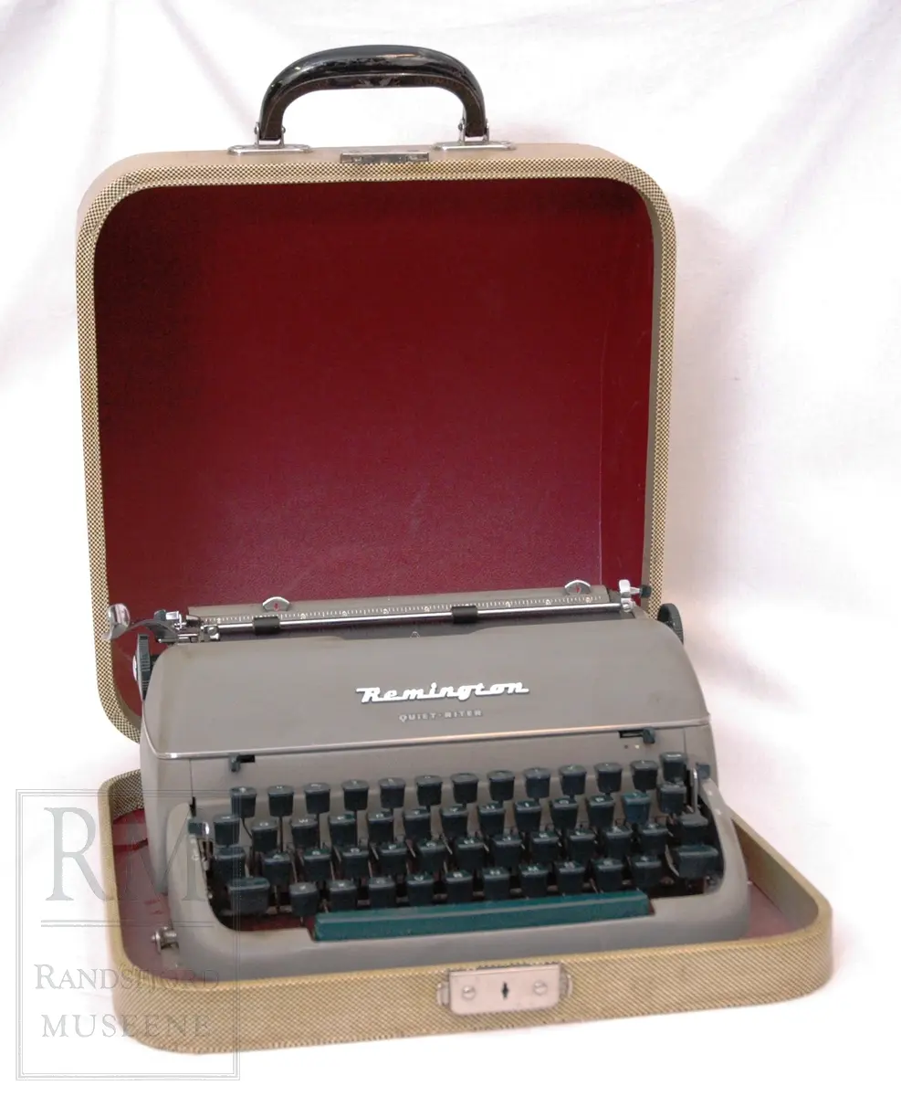 Transportabel skrivemaskin i koffert.