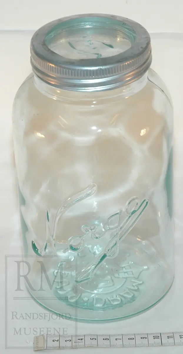 
Sylinderformet glass med metall- og glasslokk
Mangler gummiring