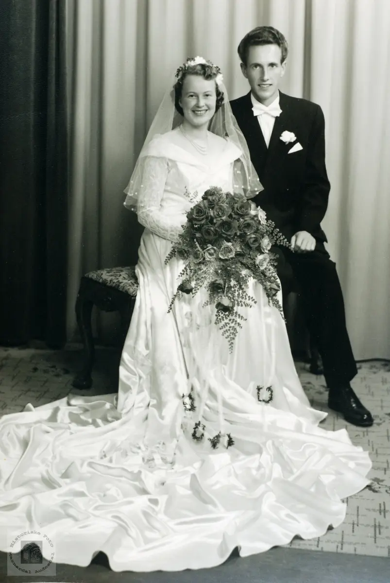 Portrett av brudeparet Kari og Olav Sørheim. 