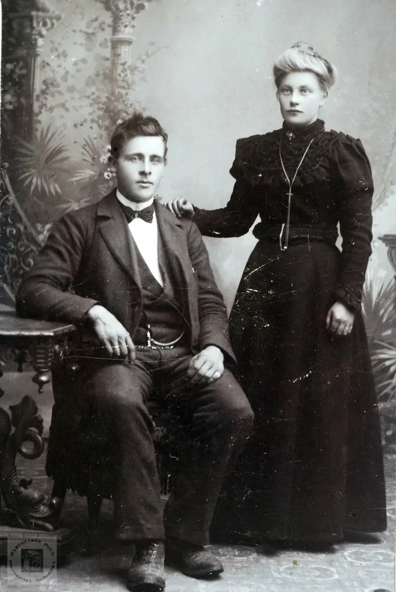 Portrett av ekteparet Halvor og Ingebjørg fra Vestre Sveindal.