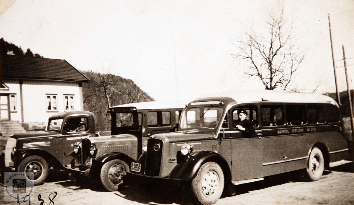 Bilparken til Kristian Ågedal, Bjelland Audnedal.
Lastebilen til venstre er en Reo 1937-38-modell.
Bussen i midten kan være en Volvo 1930-33.