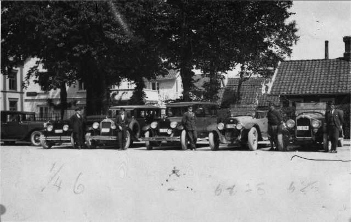 Drosjebiler på holdeplassen ca. 1930. L 1005 Teodor Soma, L5000 Tore Danielsen, L 5124 Magne Sivertsen, L1054 Magnus Tjosevik og L 1014 Jakob Tjosevik
