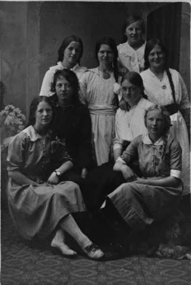 Gruppebilde, unge jenter: Hedvig Stangeland, Hanna Kalberg, Ingeborg Aase, Berta Nygård, Kerri Idland, Herborg L.., Aasa Bellesen og Ingeborg Andersen. ca 1917 