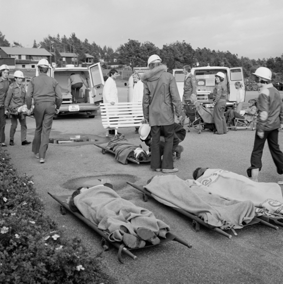 Brannøvelse i Kvernelands Fabrikk AS, juni 1974: saniteter yter førstehjelp