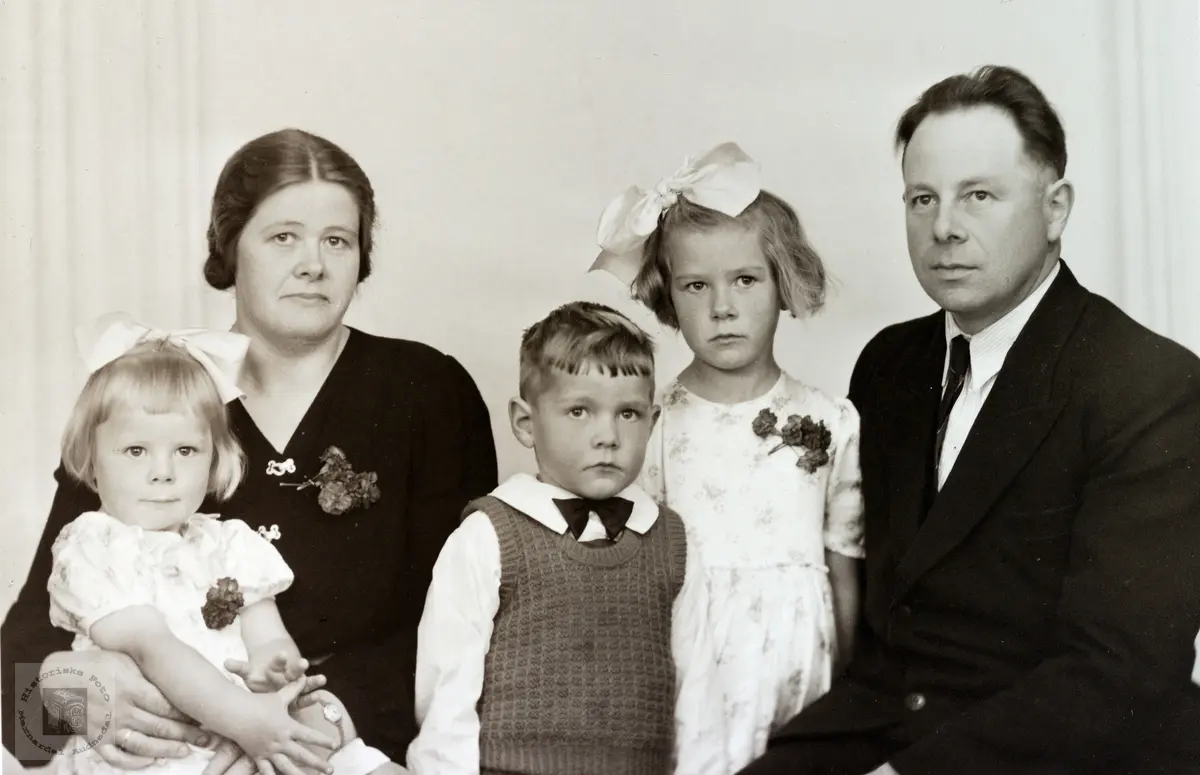 Familieportrett av familien Strisland. Konsmo.