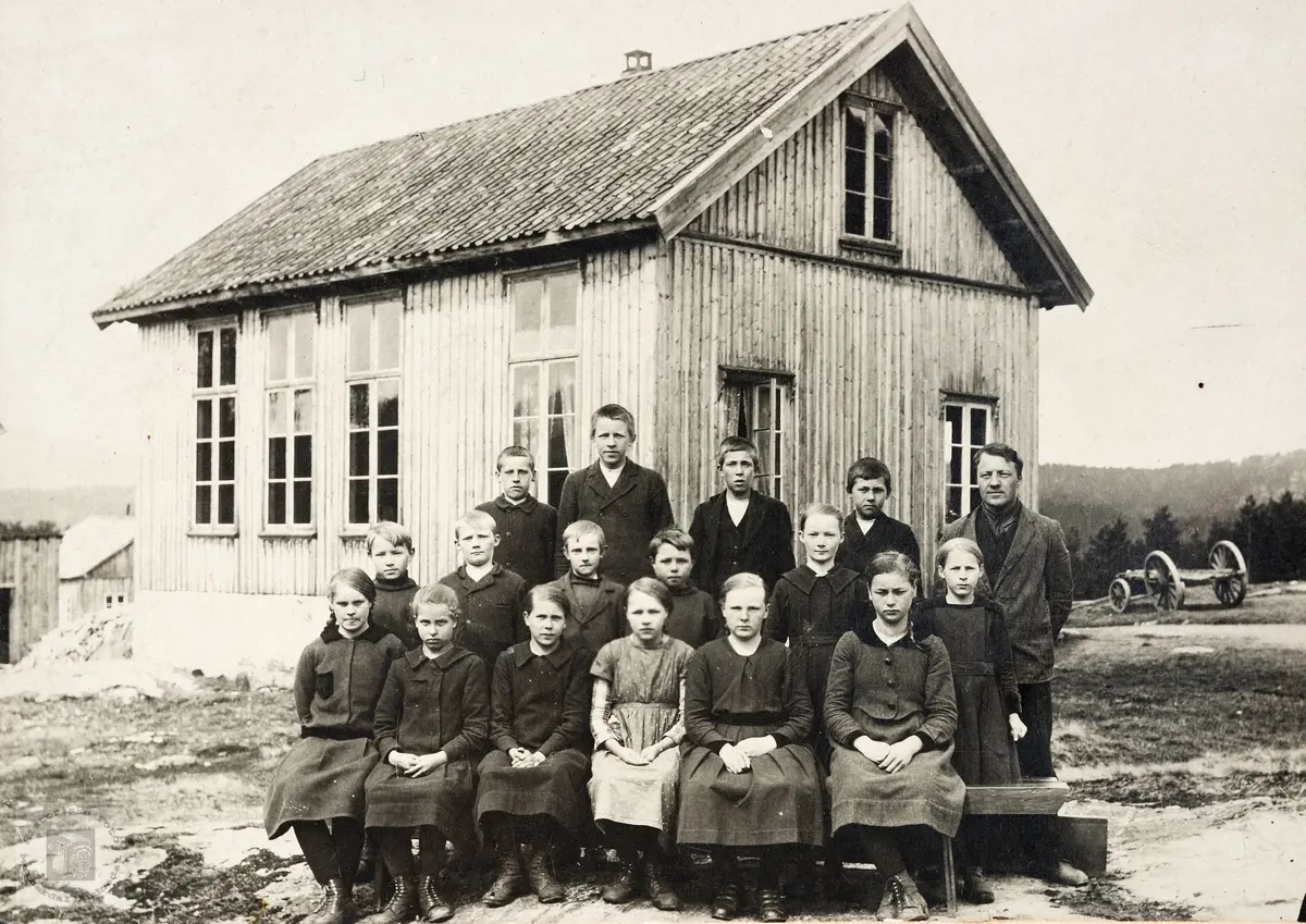 Skoleklasse utenfor Sveindal skolehus. Grindheim.