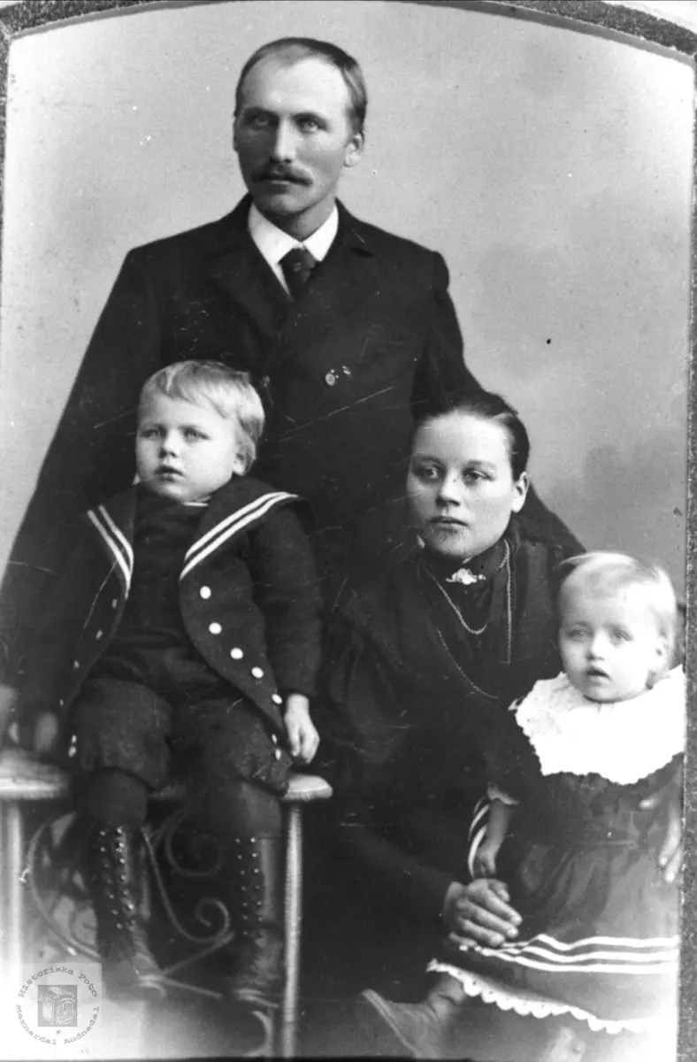 Portrett av Ole K. Haugland m/ familie, Bjelland. - Historiske Foto ...