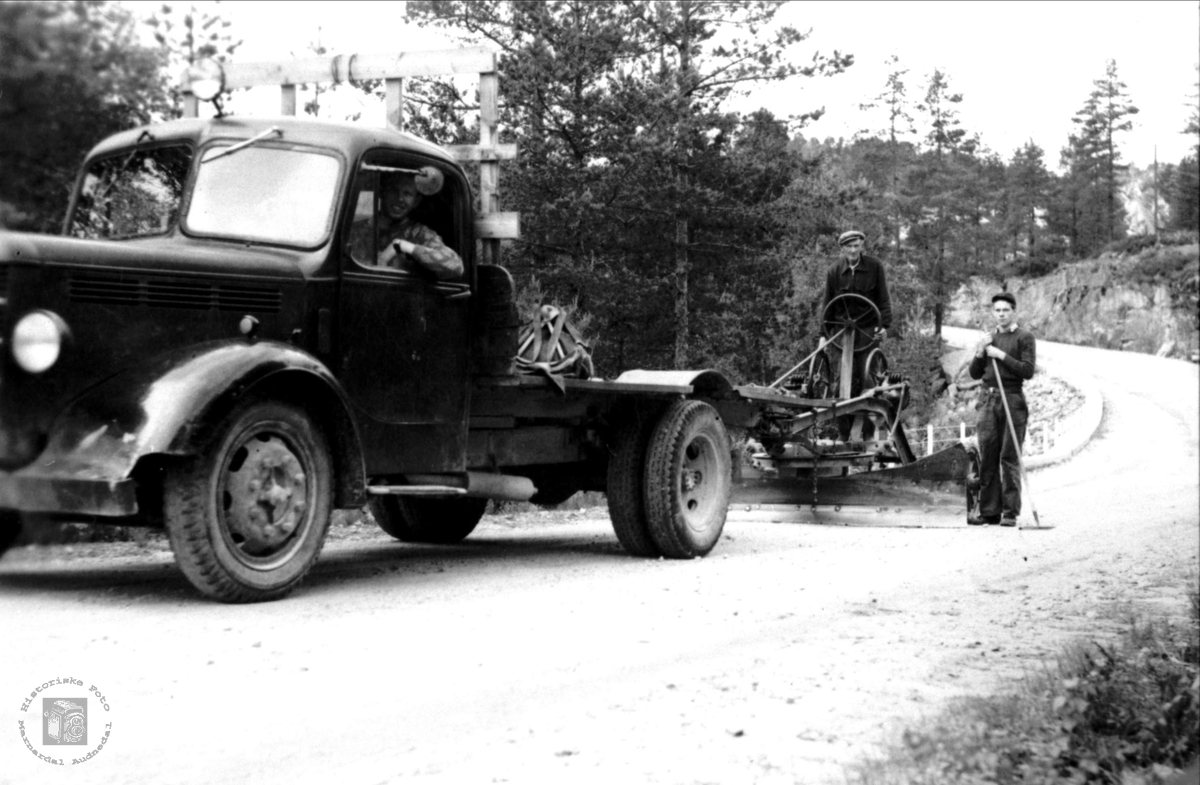 Skraping av grusveg, Bjelland.
Lastebilen er en Bedford årsmodell 1946-53.
(Ref. Ivar E. Stav)