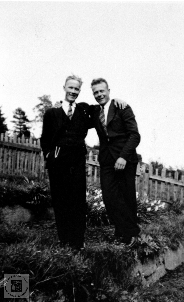 Portrett av to gode venner i hagen på Røynesdal. Torgeir Hjemlestad og Sverre Røynesdal.