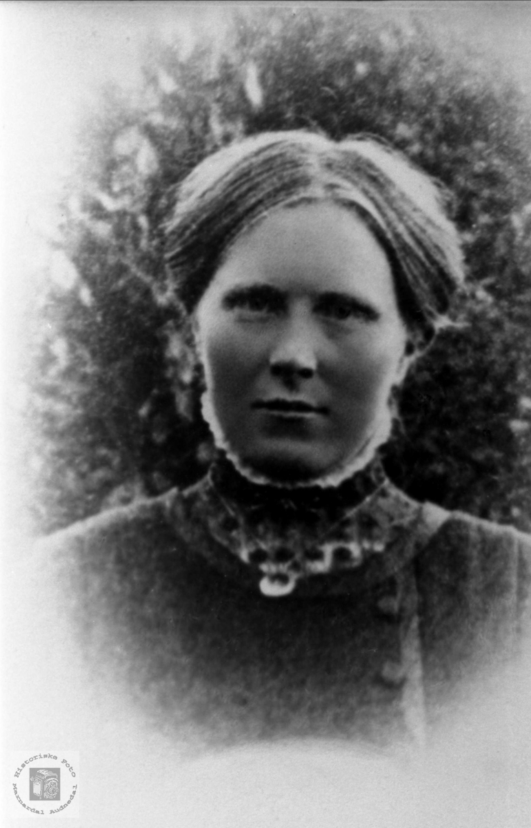 Portrett av Anne Tomine Tjomsland, f. Lindland, Laudal.