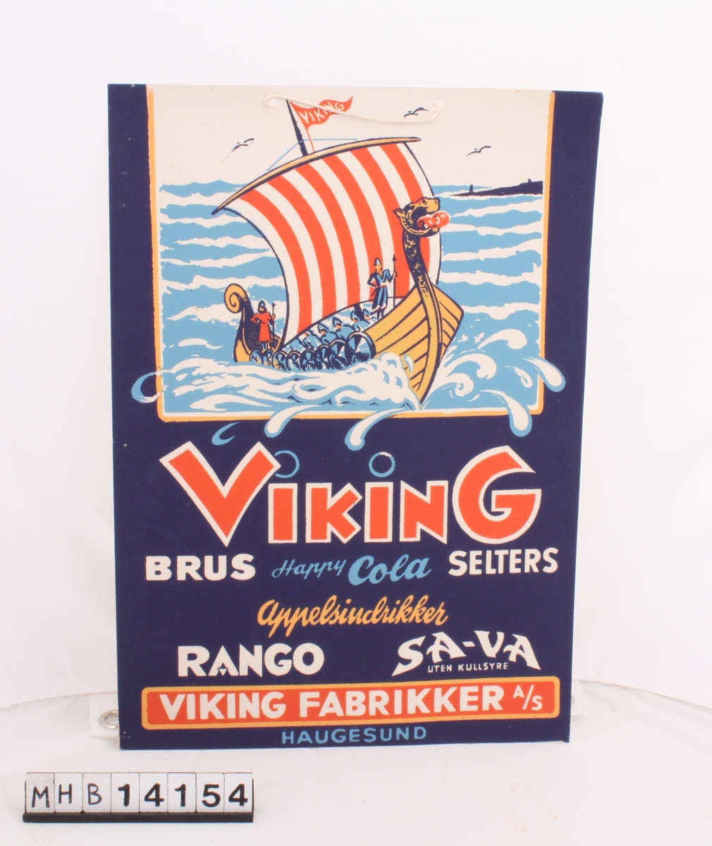 Rektangulær plakat i papp, laget som reklame for Viking Fabrikker. Plakaten har blå bakgrunn, overst er et bilde av et vikingskip på havet, og nede er påskrift. I øverste kortside er to hull med en snor gjennom til oppheng.