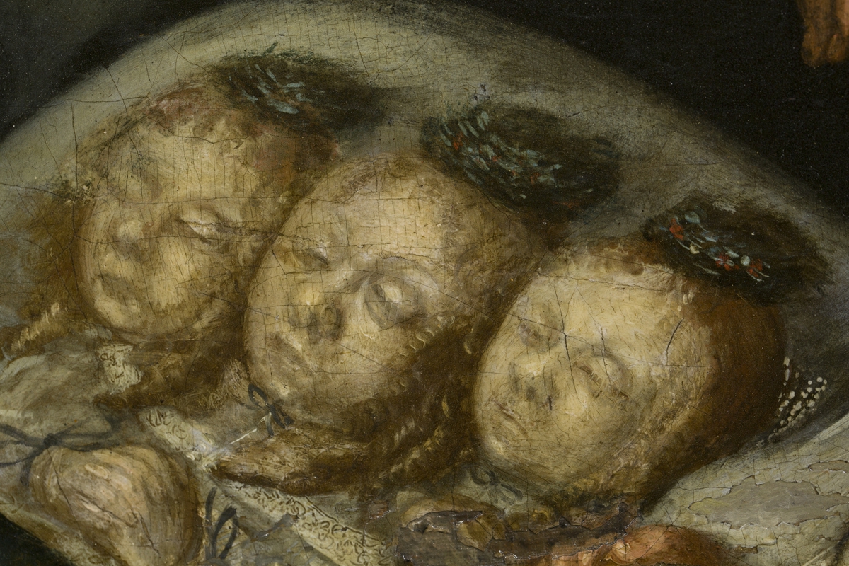 Todelt motiv. Familiportrett i nedre felt. Oppstandelsen i øvre felt.