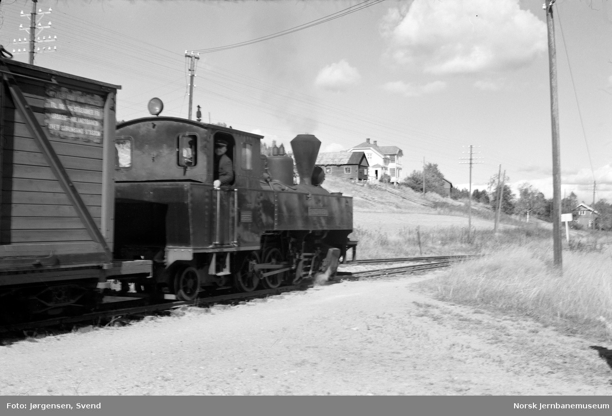 Damplokomotiv nr. 4 "Setskogen" med tog avventer avgang på Hornåseng stasjon