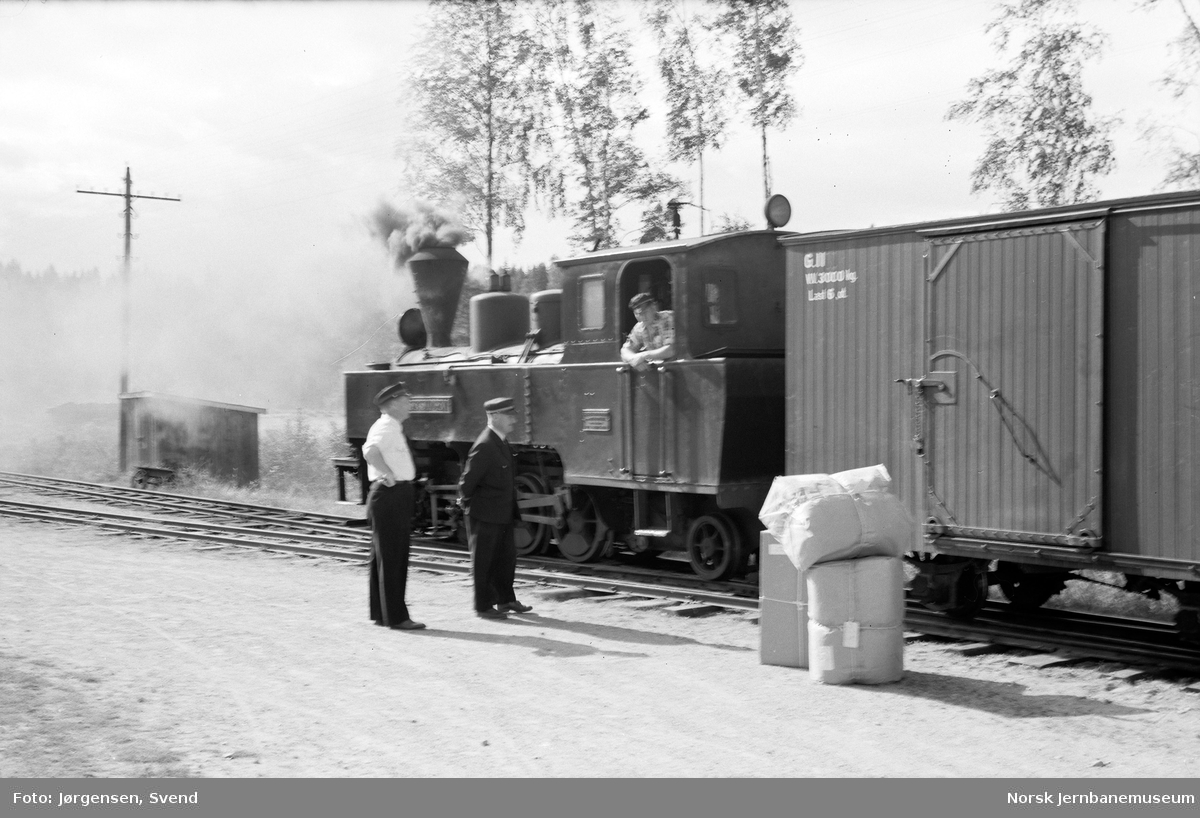 Damplokomotiv nr. 4 "Setskogen" med tog i retning Skulerud på Hemnes stasjon
