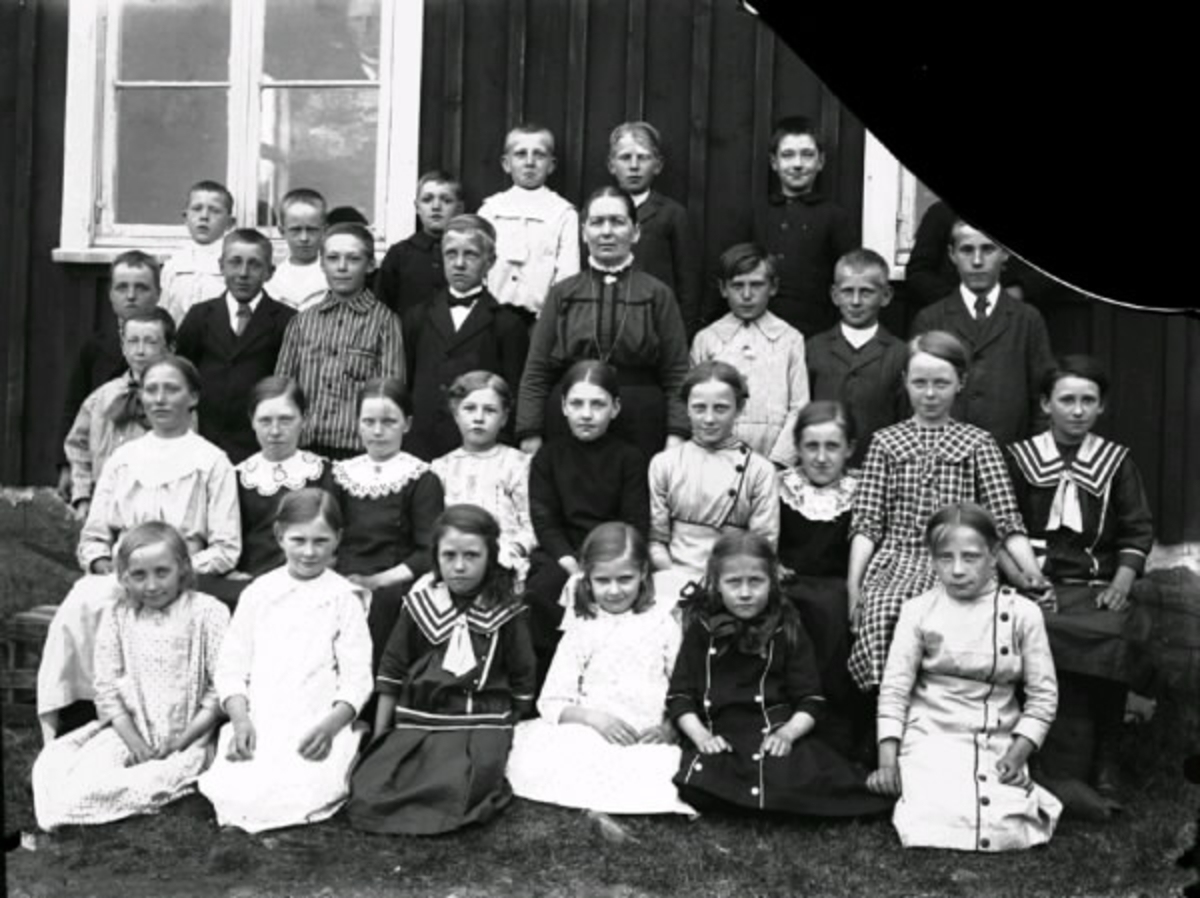 Skolklass med "Moster" Ester som utvandrade till USA 1922.