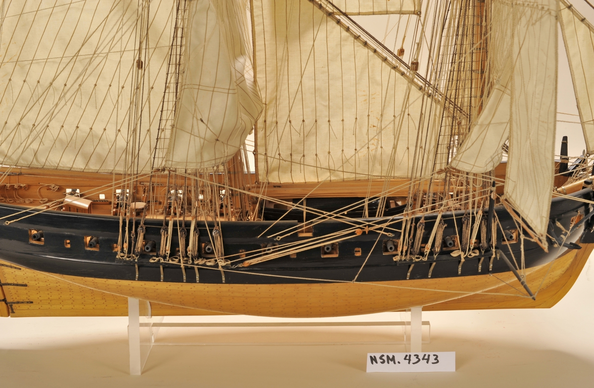 'Lougen' var konstruert av fabrikkmester Stibolt, bygd i København 1805,  overgikk til den norske marine 1816. Solgt til Fredrikstad og ombygget til bark 1825, solgt til Kristiania 1829. Kondemnert  Cuxhaven  1882 og opphugget.