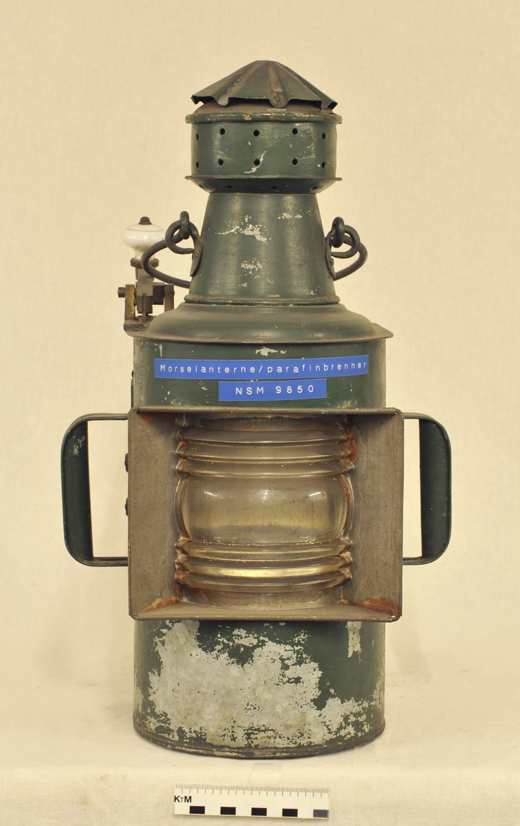 Morselampe i jernblikk og glass, med parafinbrenner