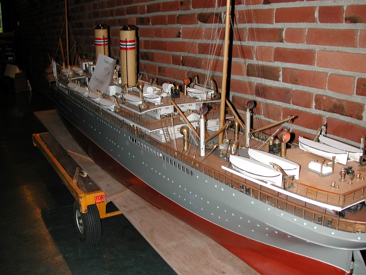 Skipsmodell i meget god utførelse, meget detaljert. Modellen er hul, opprinnelig med innvendig belysning, målestokk 1:48