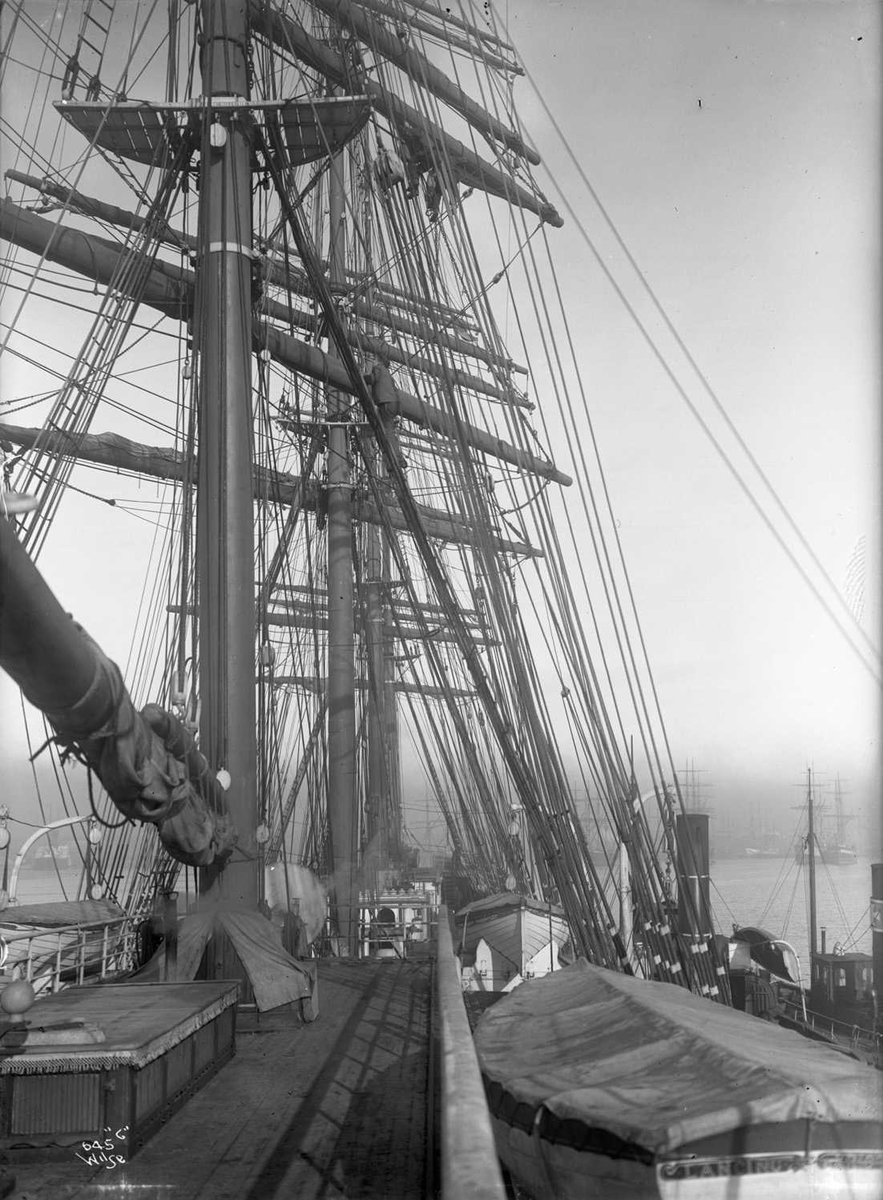 Lancing (b. 1866, R. Napier & Sons, Glasgow), om bord, dekket. 409" lang, 44" bred, 2546 tonns.