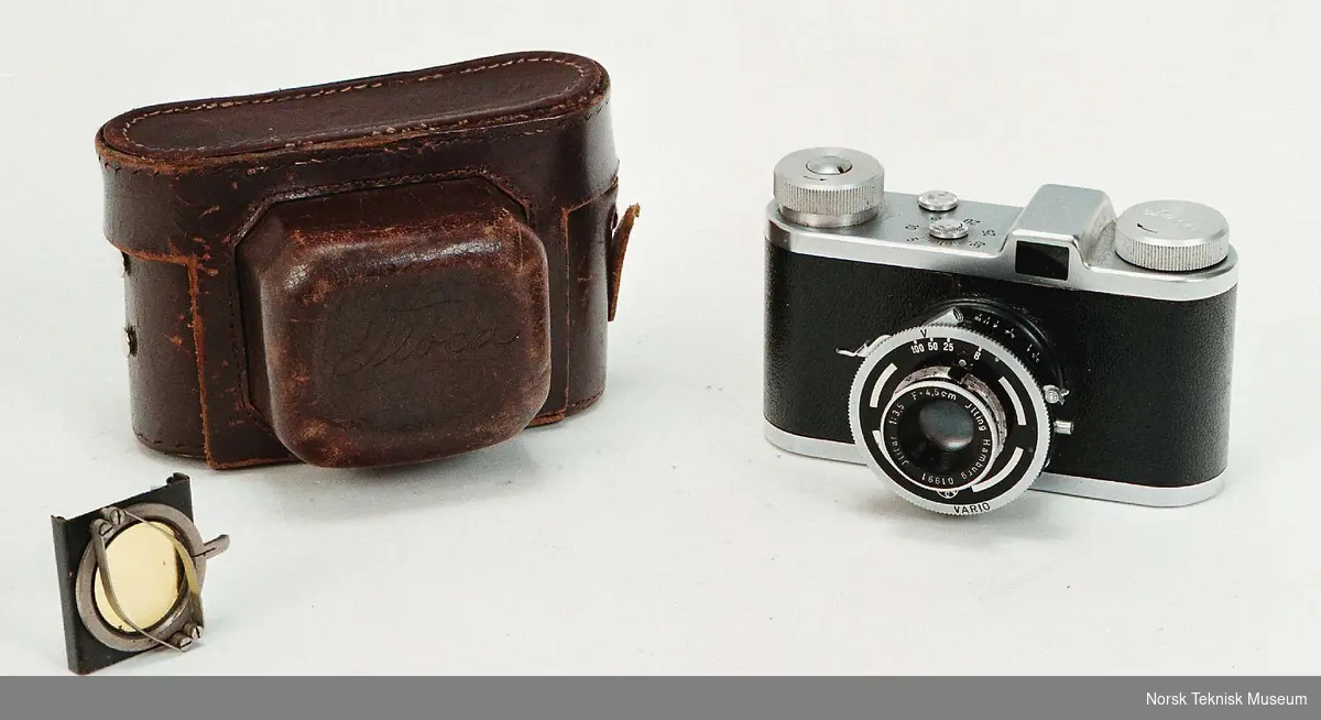 35 mm kamera m/fast optikk, veske og et gulfilter
Merket nr. 01991
Objektiv: Illing 1:3,5  f=4,5cm