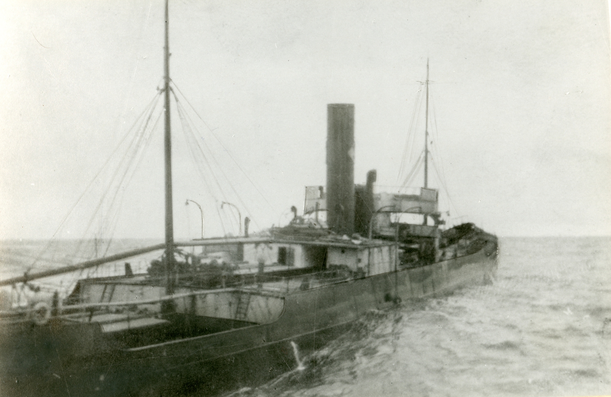 D/S 'Storaker' (b.1899, Ropner & Son, Stockton), - forlatt synkende i Nord-Atlanterhavet.