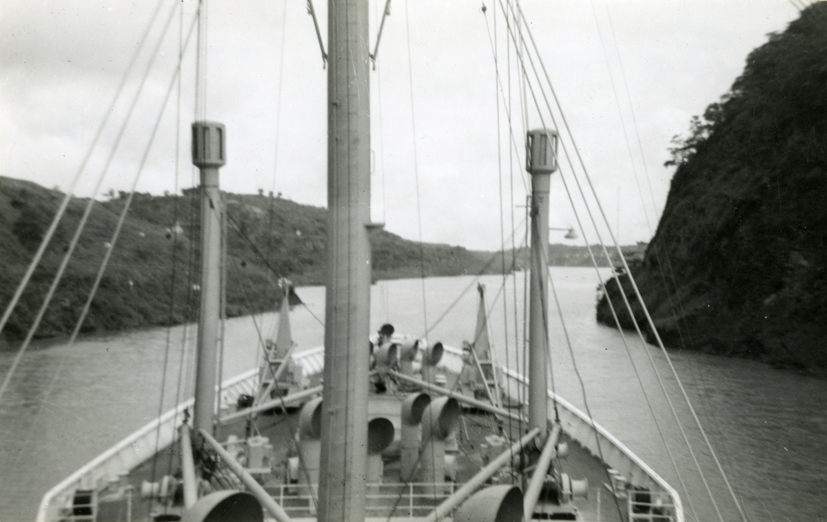 M/S 'Bataan' (b.1947, A/S Akers mek. Verksted, Oslo), - i Panamakanalen.