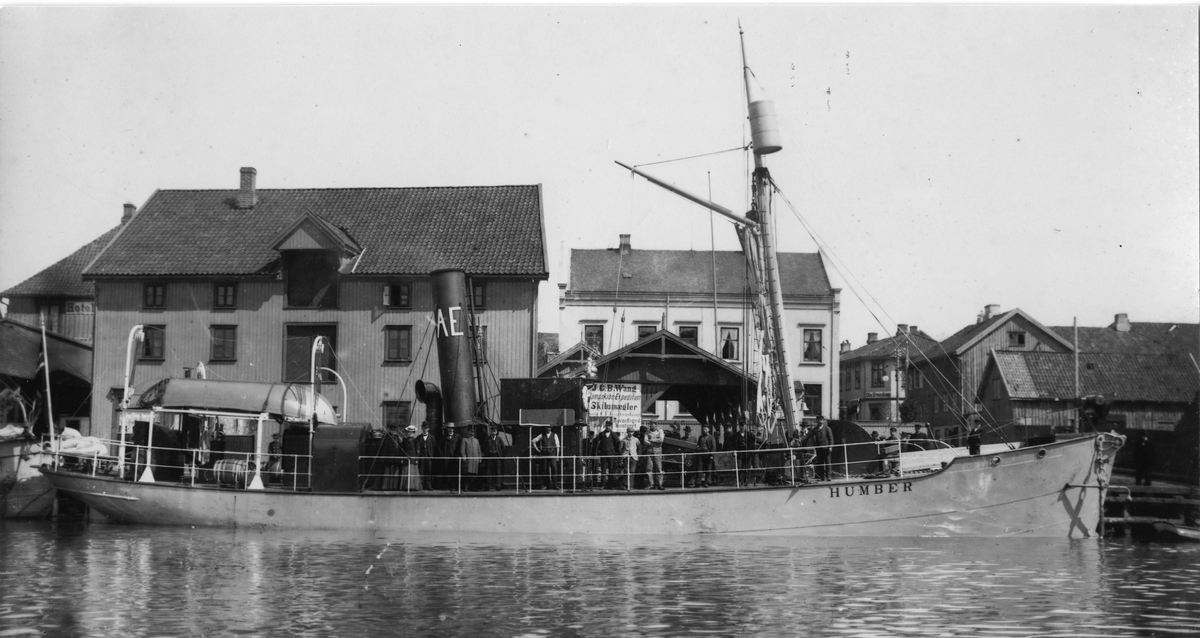 Hvalbåt 'Humber' (b. 1902) med mannskap på dekk