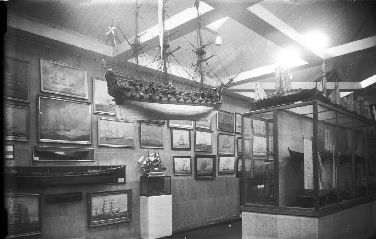 Norsk Sjøfartsmuseums første utstillingslokale. - Ridehuset på Norsk Folkemuseum.