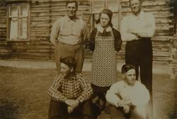 Familiegruppe foran hus