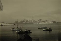 Landskap med fiskebåter