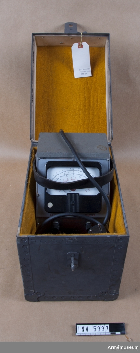 Electronic Volt-Ohmeter.Modellnr 406. Består av: 1 rörvoltmeter, 1 förvaringslåda av trä, märkt "Tc nr 21246".