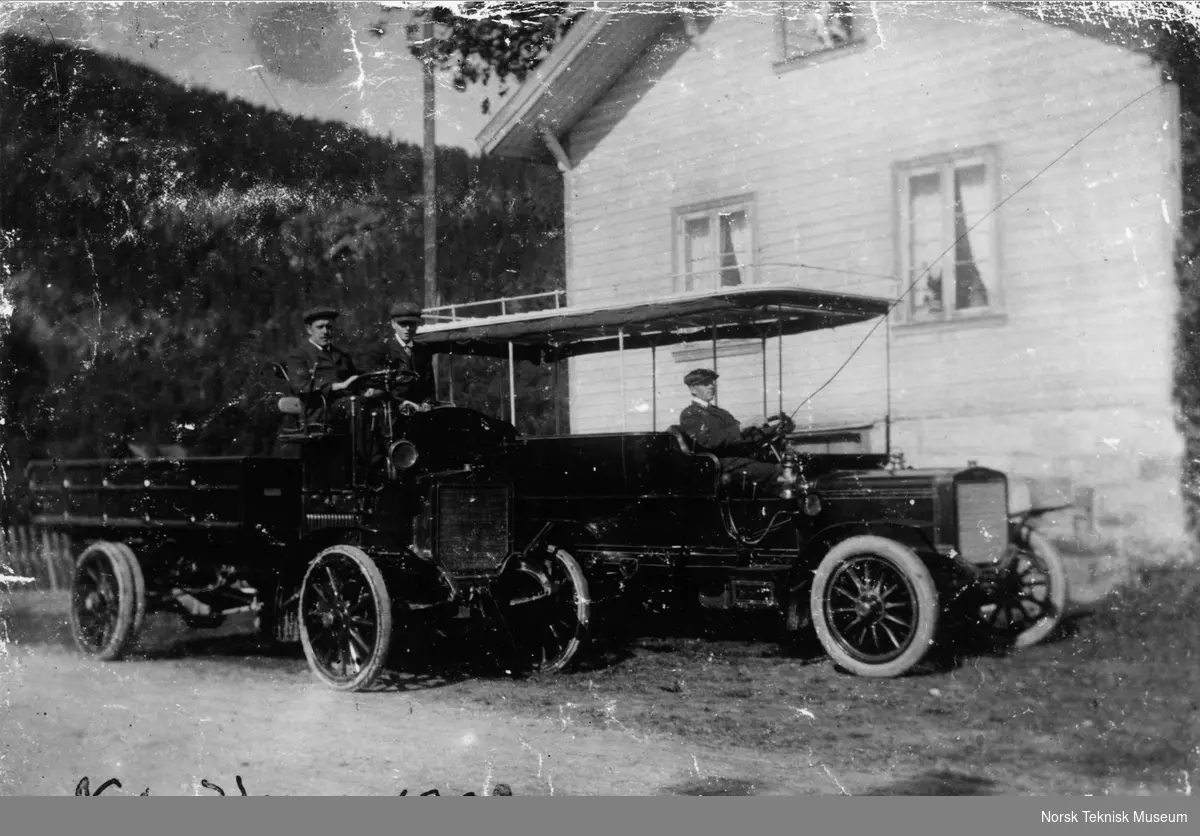 To biler med sjåfører på Notodden, 1908