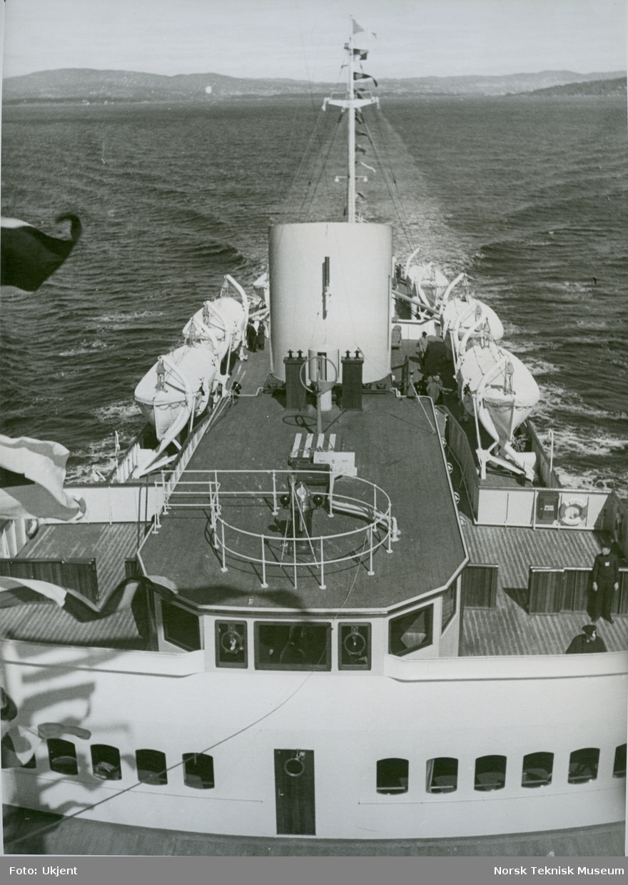 Dekket på passasjer- og lastebåten M/S Black Prince, B/N 473 under prøvetur i Oslofjorden 27. april 1938. Skipet ble levert av Akers Mek. Verksted i 1938 til Fred. Olsen & Co, Oslo og gikk i rute Kristiansand - Newcastle.