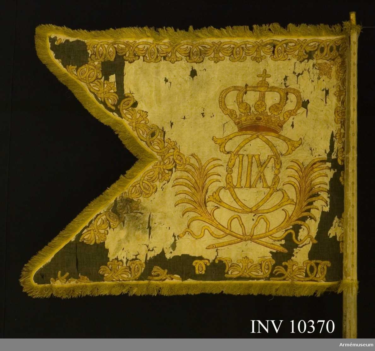 Grupp B I.
Duk med krönt Karl XII:s spegelmonogram med palmkvistar under. Bredd 116 och 76 cm.