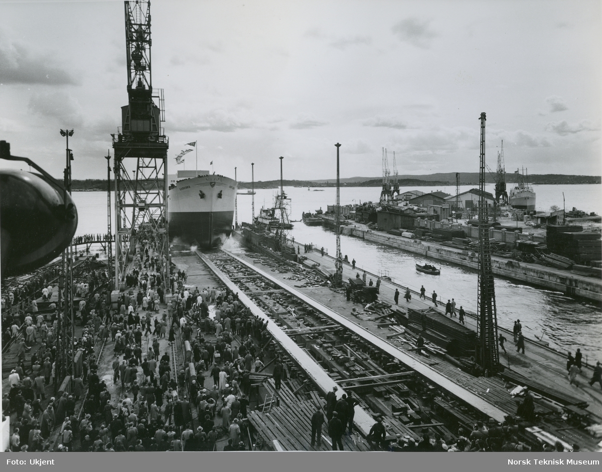 Stabelavløpning av tankskipet M/S Varvara, B/N 506 11. mai 1955 på Akers Mek. Verksted. Skipet ble levert i 1955 til Halfdan Ditlev-Simonsen & Co.