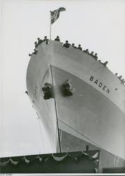 Arbeidere på dekk på passasjer- og lastebåten D/S Baden, B/N