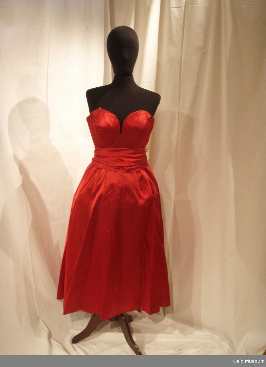 "Strap-less" kjole, dyp rød silke halvlang med belte