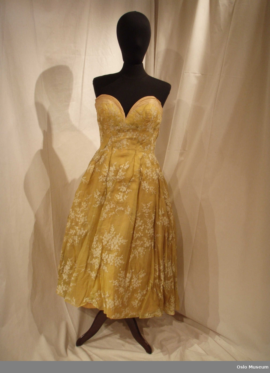 "Strap-less" kjole, sennepsgul chiffon med hvite blomstermønster og bredt sløyfebånd bak
kjole, gul chiffon