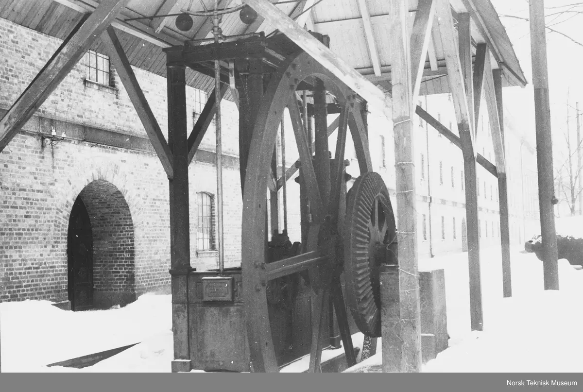 Den første stasjonære dampmaskin i Norge, produsert ca. 1820 av G. Forrester & Co, Liverpool, og importert brukt som driftsmaskin ved Marinens Hovedverft i Horten 1847-1881. Det var en stasjonær, ensylindret, lavtrykks balansemaskin med kondensator.