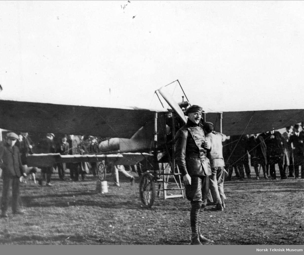 Baron Cederstrøm i sitt Blériot monoplan "Bil Bol" på Etterstad under de første flyvninger i Norge